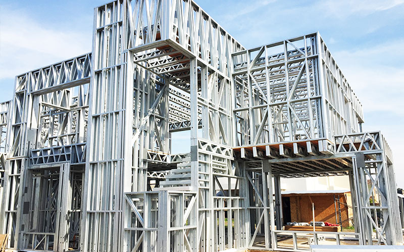 Fotografía de la estructura interior de una casa en construcción por Tecno Reforma