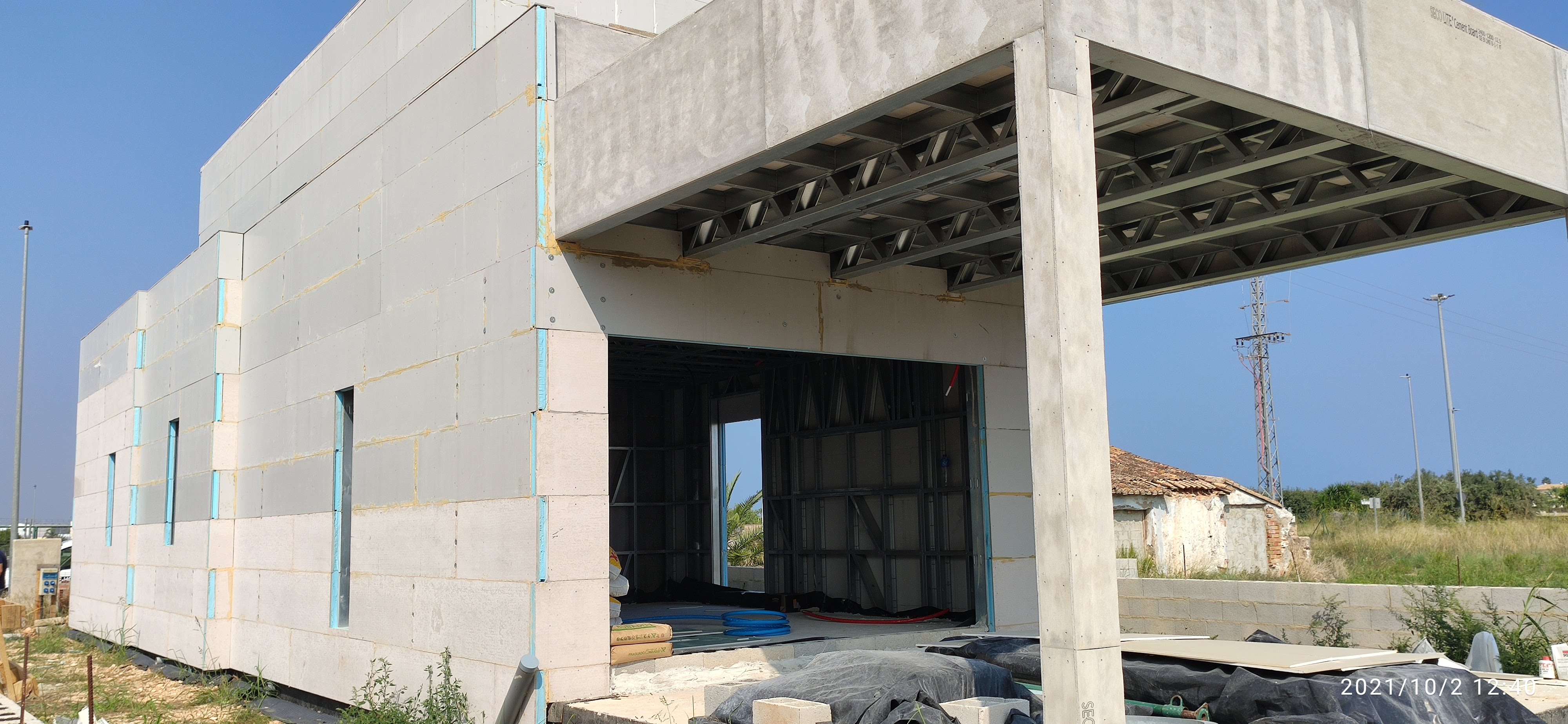 Fotografía de la estructura interior con ladrillos de una casa en construcción por Tecno Reforma